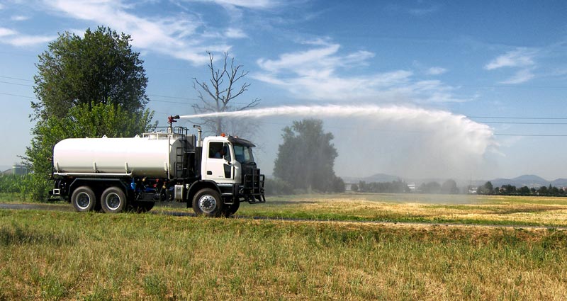 Cisterna trasporto e distribuzione acqua industriale per innaffiamento e lavaggio strade e gallerie