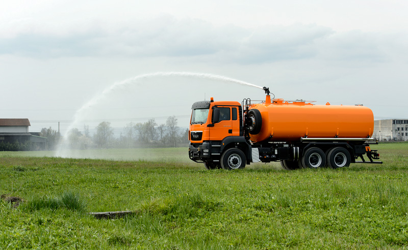 Cisterna trasporto e distribuzione acqua industriale per innaffiamento e lavaggio strade e gallerie man