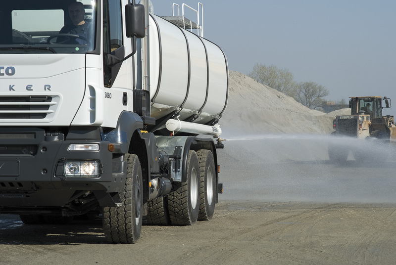 Cisterna trasporto e distribuzione acqua industriale per innaffiamento e lavaggio strade e gallerie Su camion Iveco