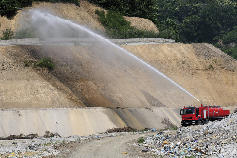 Cisterna trasporto e distribuzione acqua industriale per innaffiamento e lavaggio gallerie e strade